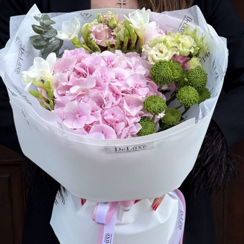 Bukiet z hortensją, frezją, eustomą i zieloną chryzantemą – elegancka kompozycja premium. Dostawa w Poznaniu.